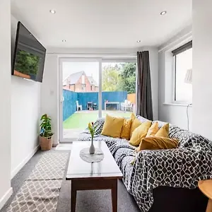  Guest house Spacious 2 Bedrooms, Free Parking, Free Wifi - Serene Homes